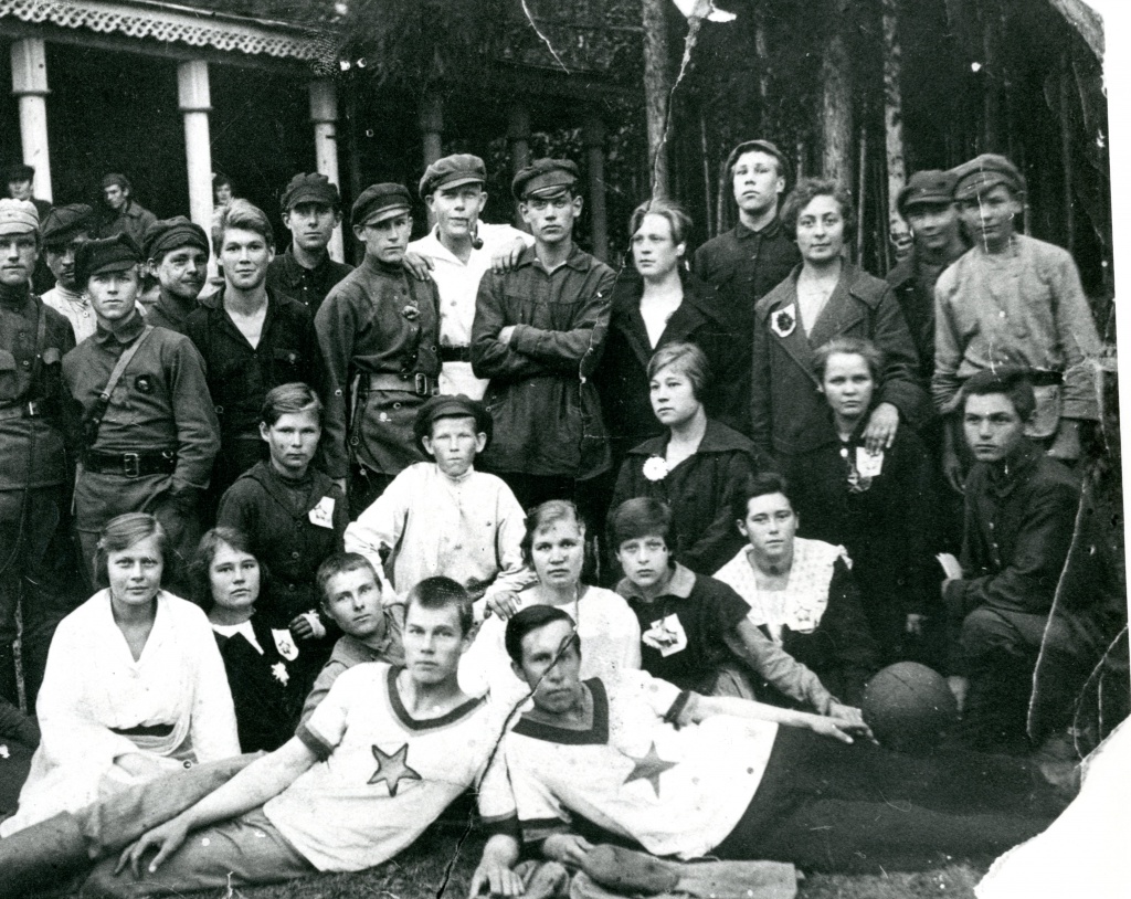 6. Комсомольцы гор. Зеи, 1920 год,Р-2327, оп.1,д.12, л.67.jpg 6. Комсомольцы гор. Зеи, 1920 год,Р-2327, оп.1,д.12, л.67.jpg